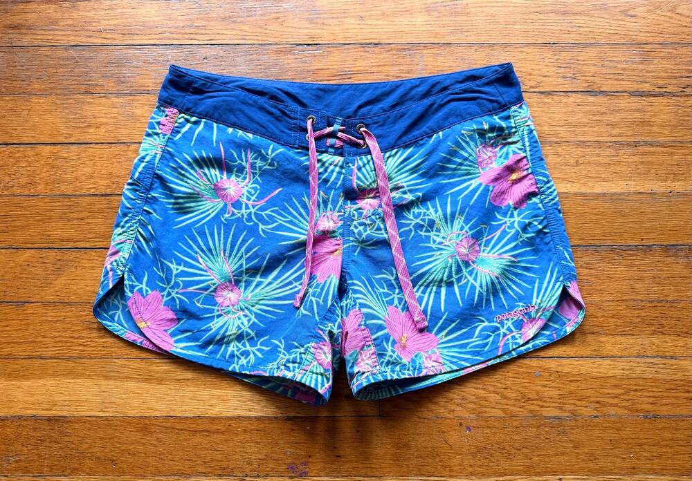 PATAGONIA Blue/Pink Floral Boardshorts Women sz 4